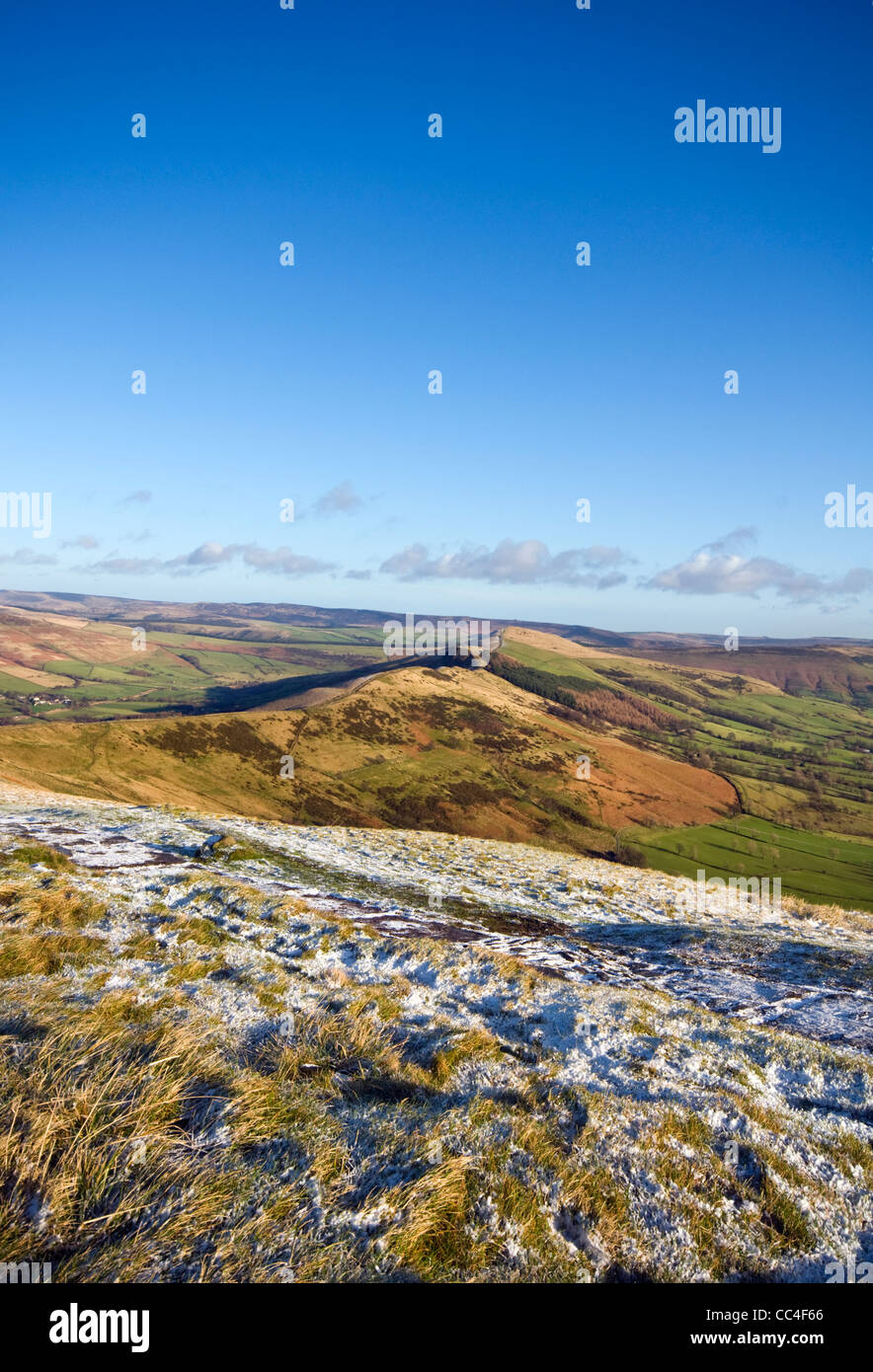 Die Aussicht vom Gipfel des Mam Tor mit Blick auf den großen Grat im Peak District National Park, Derbyshire, England Stockfoto