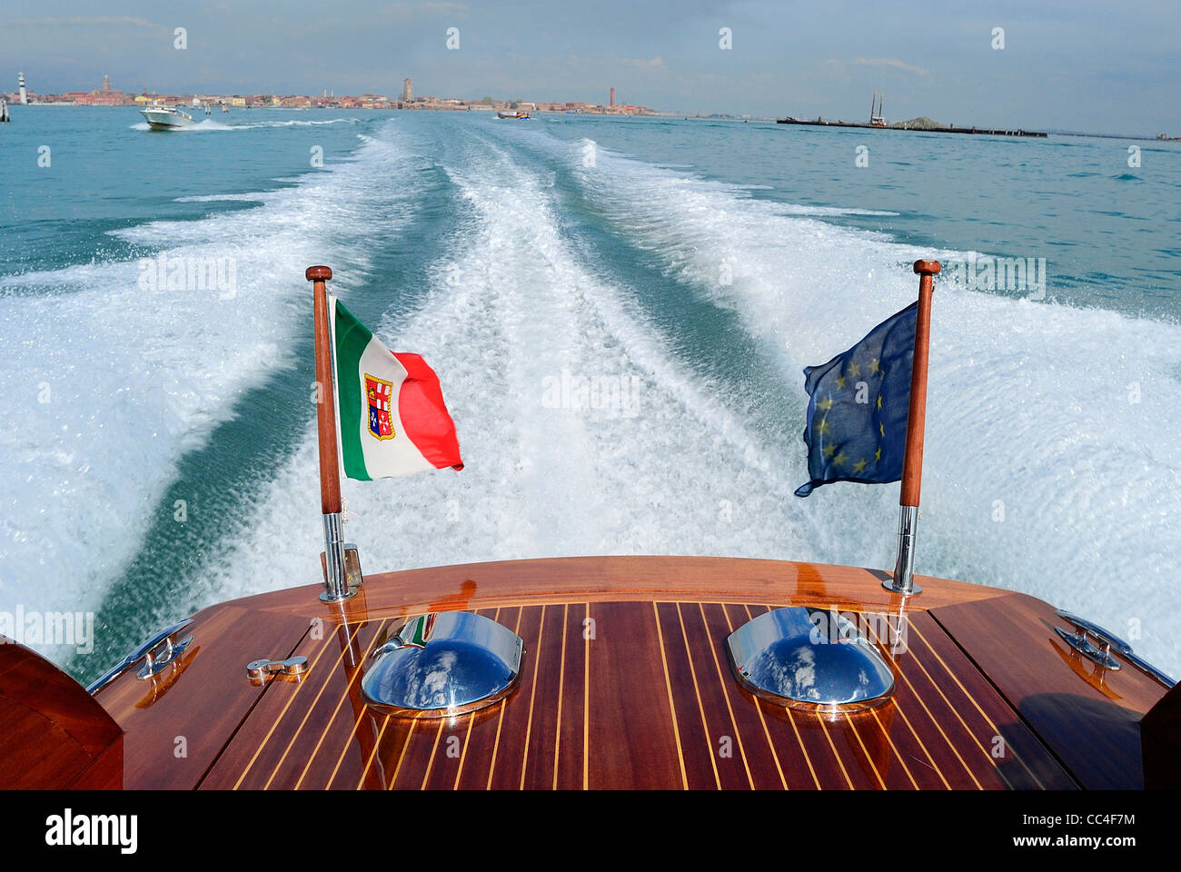 CANTIERE SERENELLA traditionellen venezianischen Wassertaxi in gesetzlicher Hohe Geschwindigkeit in der Lagune von Venedig auf dem Weg zum Markusplatz Venedig, Venedig, Italien Stockfoto