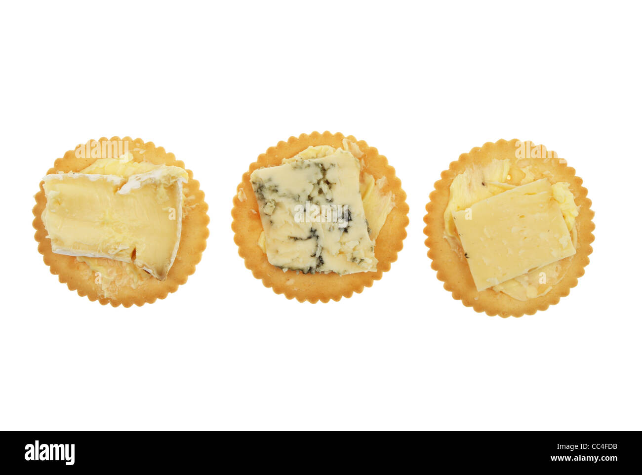 Auswahl an Käse und Gebäck isoliert gegen weiß Stockfoto