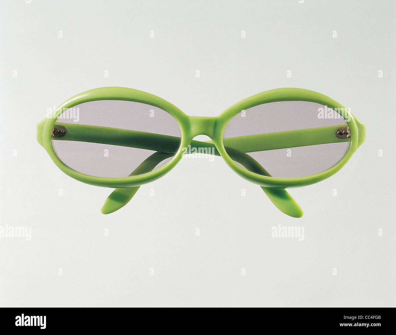 Mode-Accessoires: Sonnenbrillen aus Kunststoff grün Frauen 60 Jahre Stockfoto