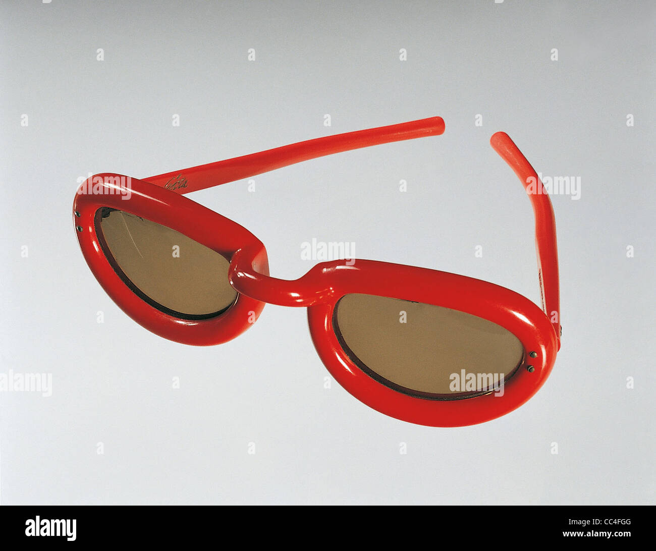 Mode-Accessoires: Sonnenbrillen Frauen 60 Jahre rot Kunststoff Stockfoto