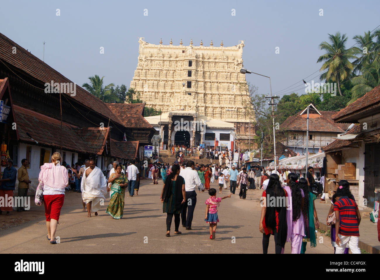 Ausländische Touristen und einheimischen Gläubigen Besuch Sree Padmanabhaswamy Tempel in Kerala,India.This ist der Welt Richest Tempel. Stockfoto