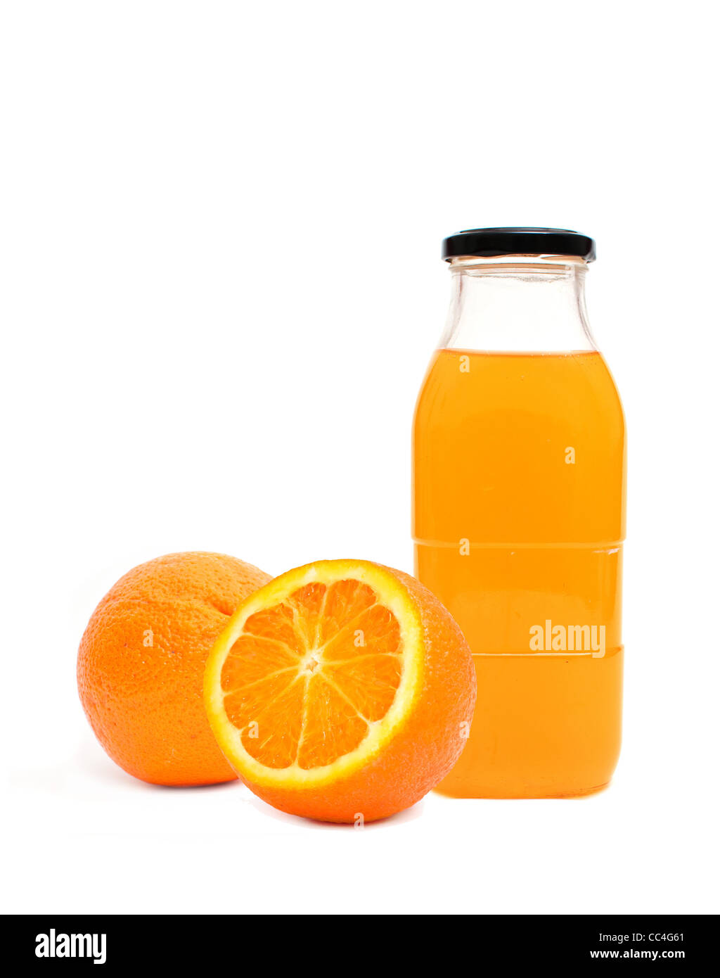 Orange Frucht und eine Flasche mit frisch gepresstem Orangensaft über einen weißen Hintergrund. Stockfoto