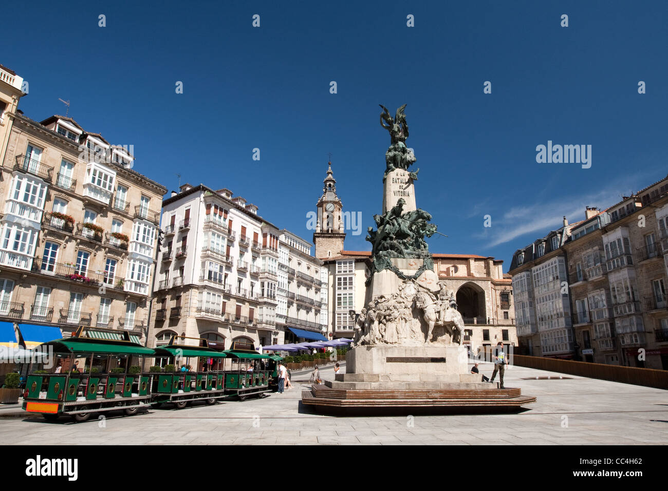 Plaza de la Virgen Blanca, Patron Saint, Vitoria - Unabhängigkeitsdenkmal Spanien 21/6/188 + Kirche San Miguel, Vitoria-Gasteiz, Spanien Stockfoto