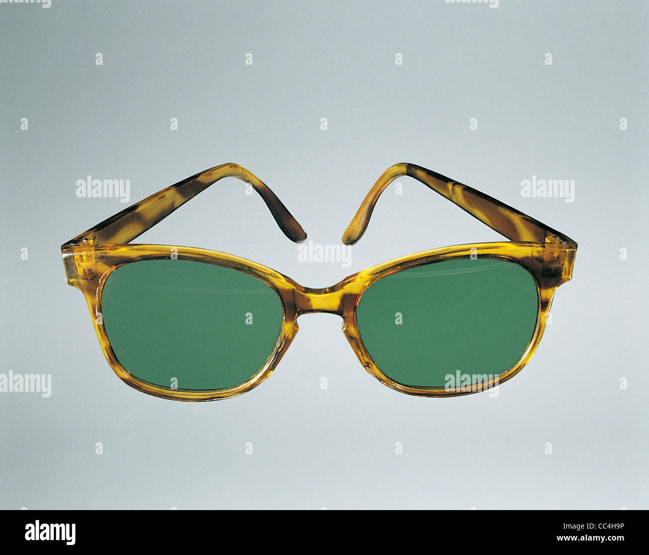 Mode-Accessoires: Sonnenbrillen Kunststofflinse Grünstich 60-70 Fabrik Industrie trat Casalmaggiore Stockfoto