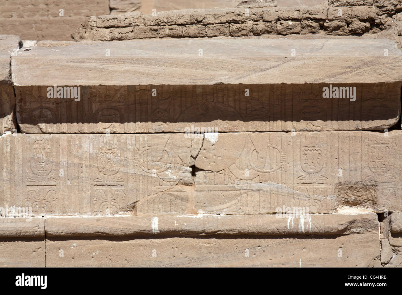 Nahaufnahme von Hilfsarbeit auf Türsturz an der römischen Festung und Tempel Dush, südlich von Kharga Oase, westliche Wüste Ägyptens Stockfoto