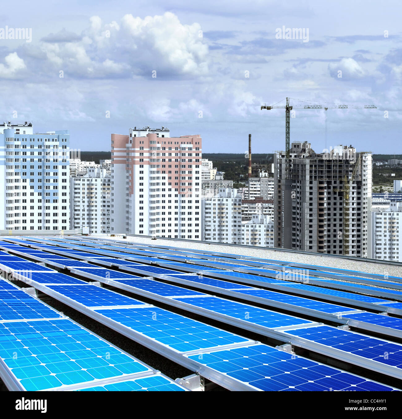 Solarpanel auf Dach der Gebäude, das neue Mikrorayon Stockfoto