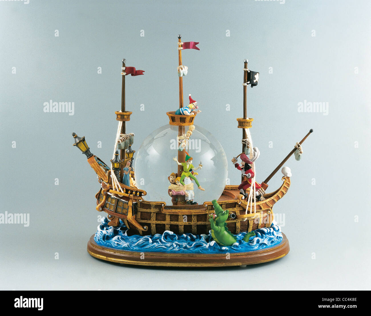 Sammeln: Schneeball Schneekugeln Walt Disney das Schiff von Peter Pan Stockfoto