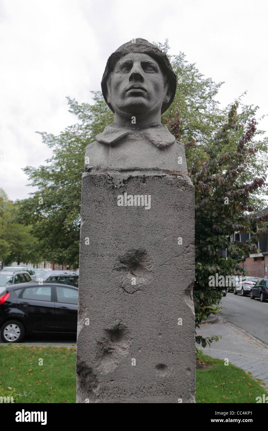 Nahaufnahme von der Bombe beschädigt ersten Weltkrieg Denkmal, Cours de Verdun, Arras, Frankreich. Stockfoto