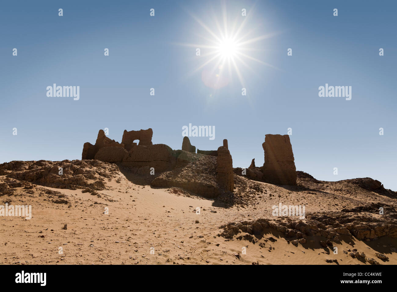 Morgensonne über die Hill Top-Seite der römischen Festung und der Tempel von Dush, Kharga Oase, westliche Wüste Ägyptens Stockfoto