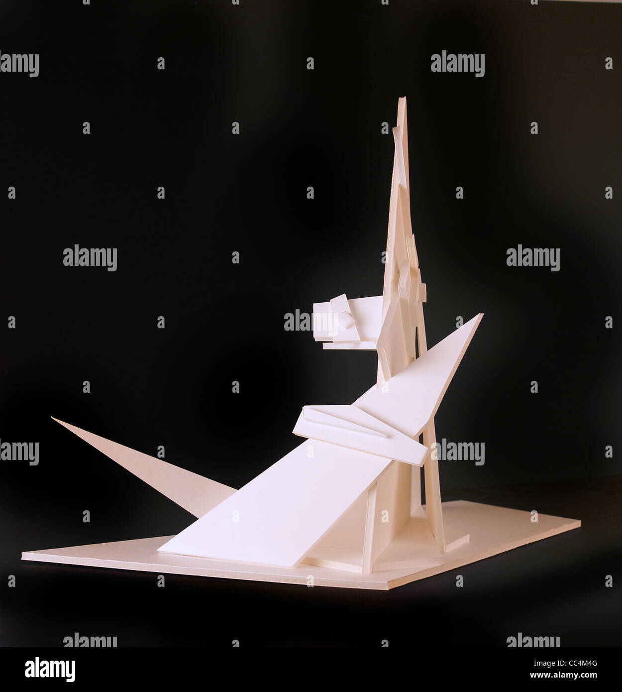 abstrakte moderne Skulptur, die basierend auf einem kubistischen Gesicht aus Hartschaumplatten hergestellt Stockfoto