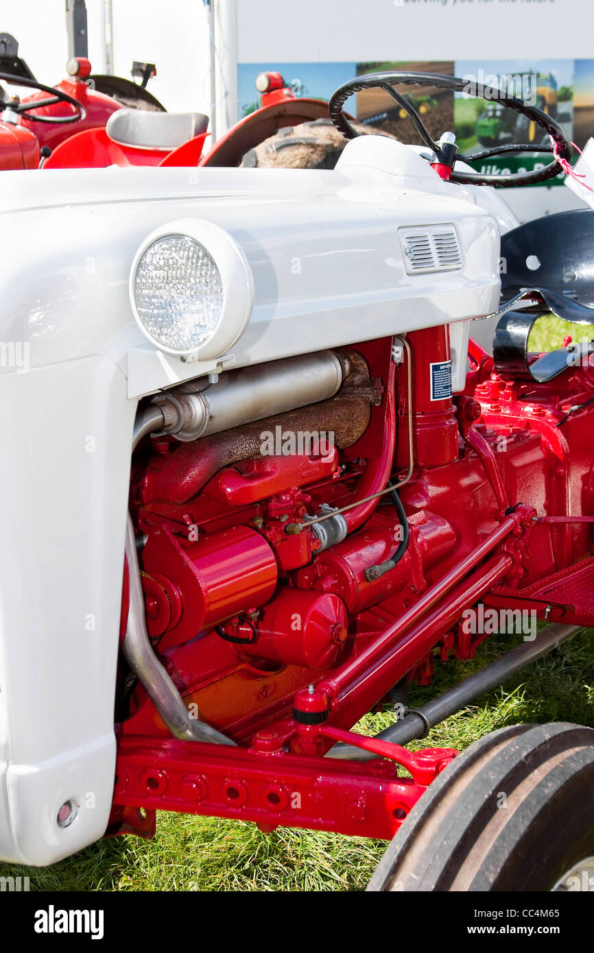 Nahaufnahme Detail der roten und weißen Oldtimer-Traktor Stockfoto