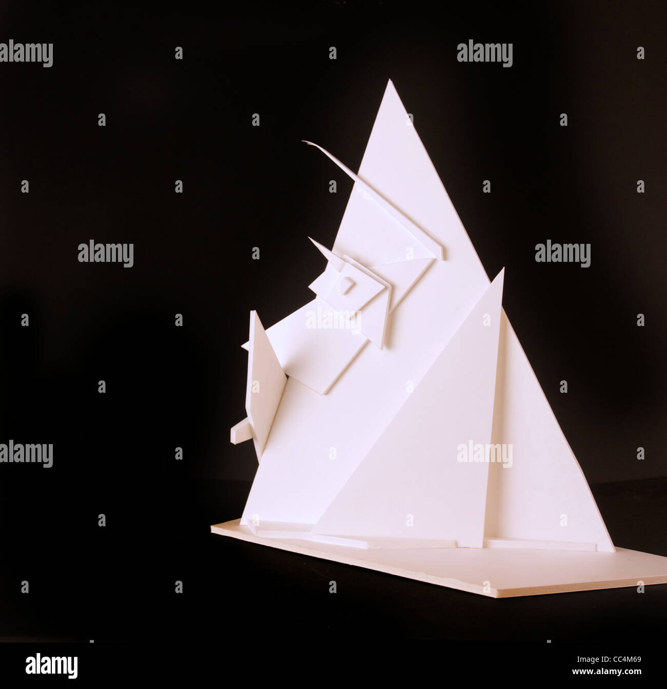 abstrakte moderne Skulptur, die basierend auf einem kubistischen Gesicht aus Hartschaumplatten hergestellt Stockfoto