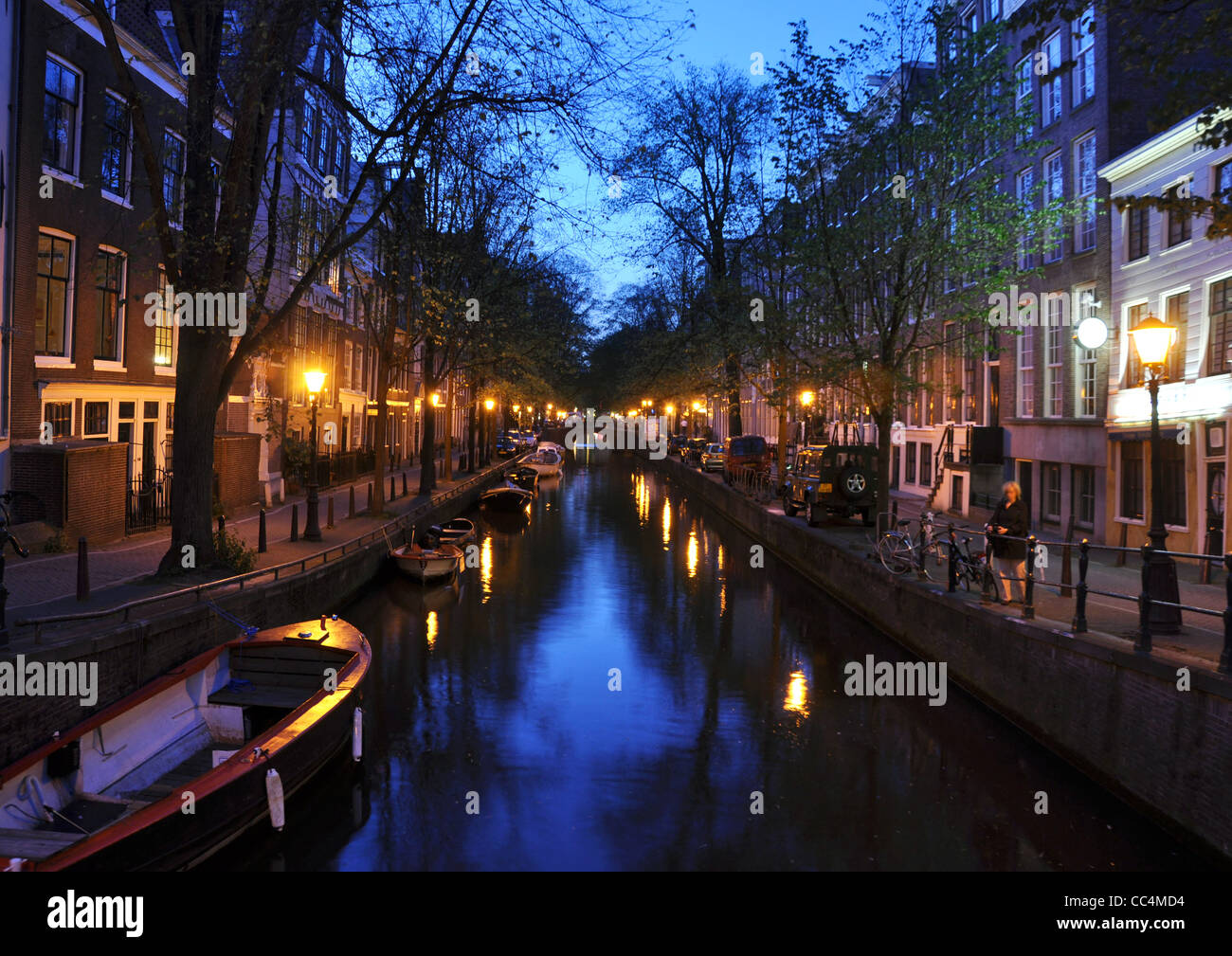 Amsterdamer Kanal in der Nacht Stockfoto