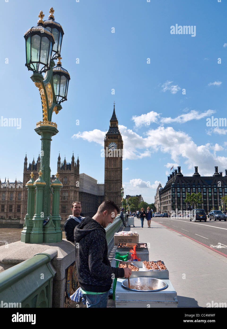 LONDON Unlicensed essen Anbieter mit Dubiosen aufgewärmt fast food Verkaufen auf die Westminster Bridge mit Häusern des Parlaments im Hintergrund London UK Stockfoto