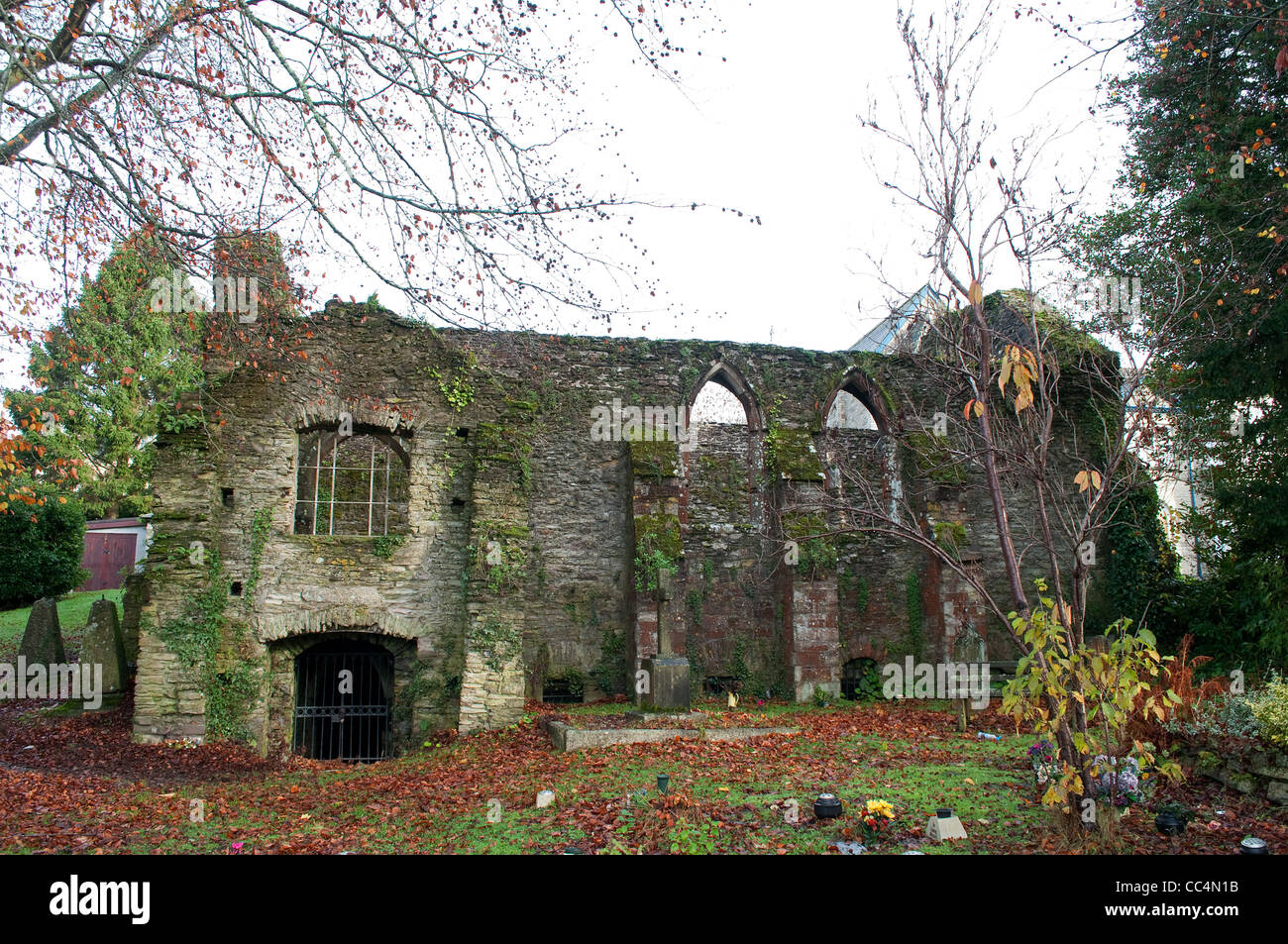 die Ruinen der St.Thomas Becket Kapelle auf dem Gelände der St.Petrocs Kirche, Bodmin, Cornwall, UK Stockfoto