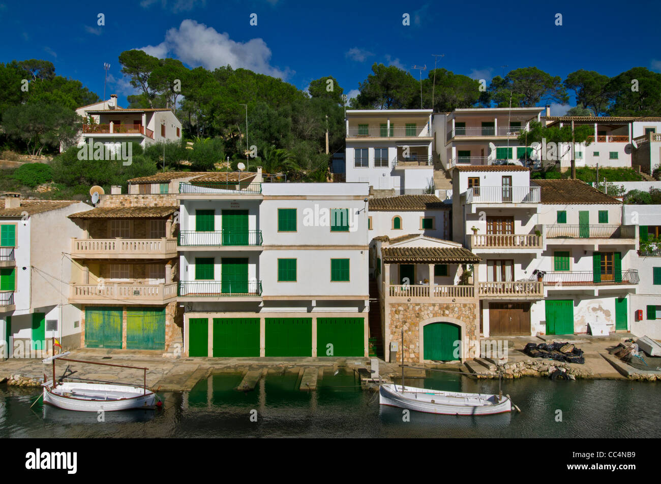 Cala Figuera Hafen Einlass mit Angeln, Boote, Häuser und Villen, Mallorca Balearen Spanien Stockfoto