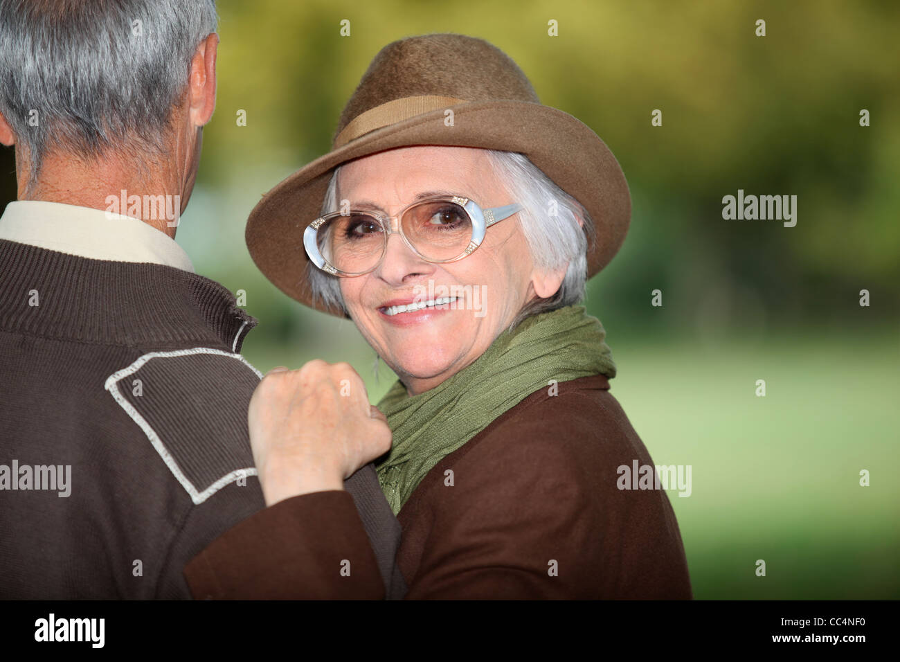 Frau mit ihren Arm auf ihrem Ehemann Schulter Stockfoto