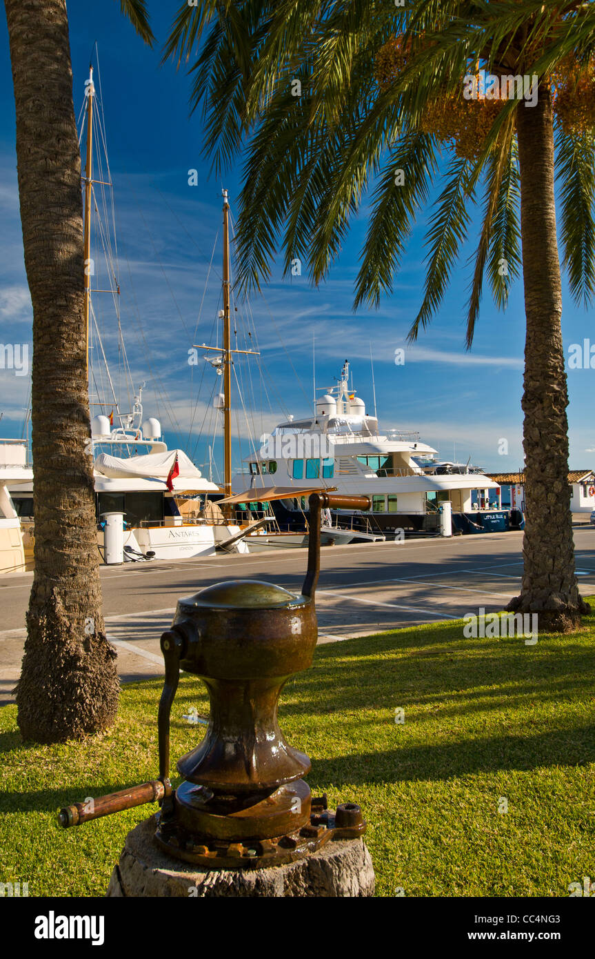 Historischen Anker Ankerwinde im Vordergrund mit Luxus-Yachten in Puerto Portals Mallorca Spanien hinter festgemacht. Stockfoto