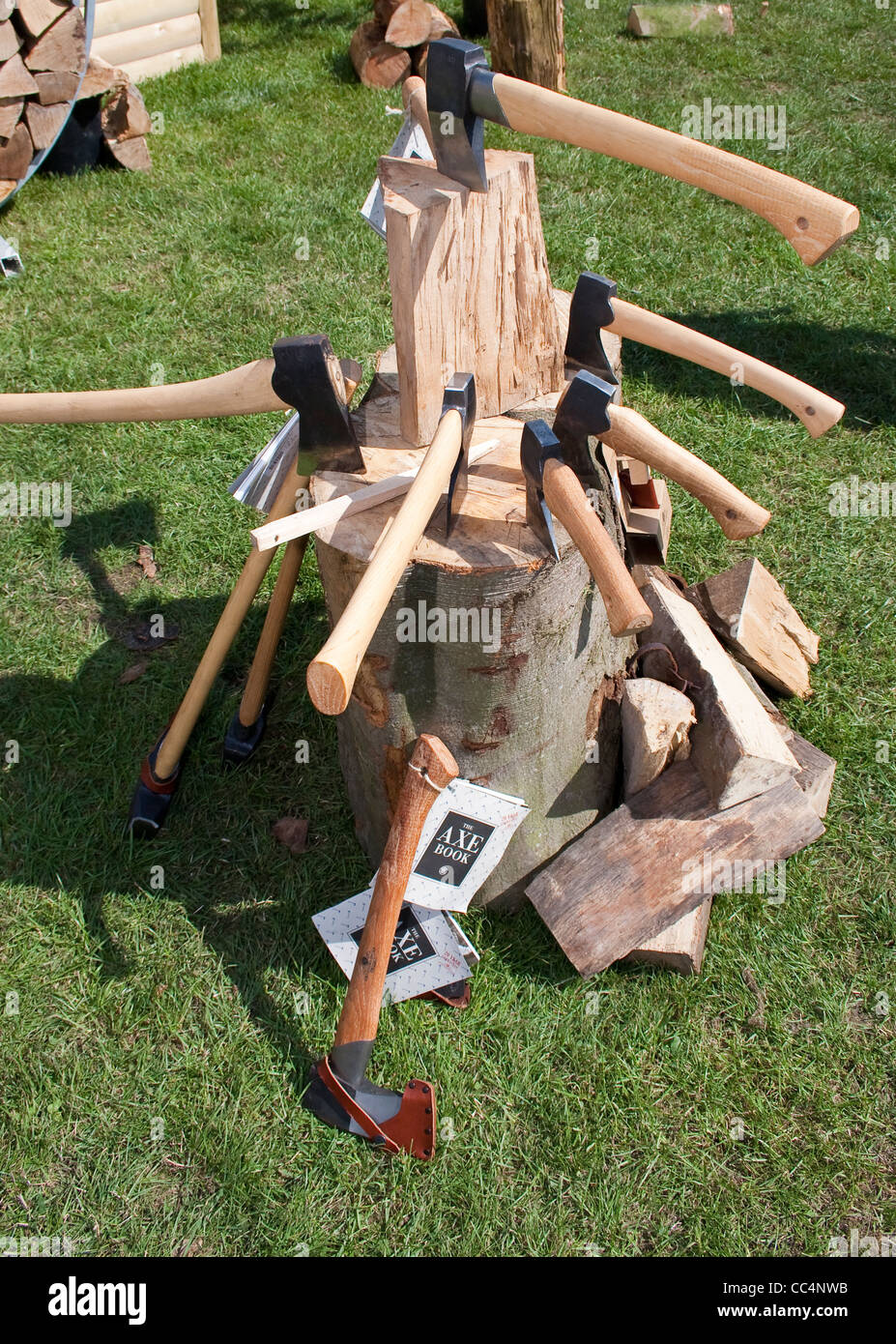 Anzeige von Handäxte und Beile in Hartholz stumpf Stockfoto