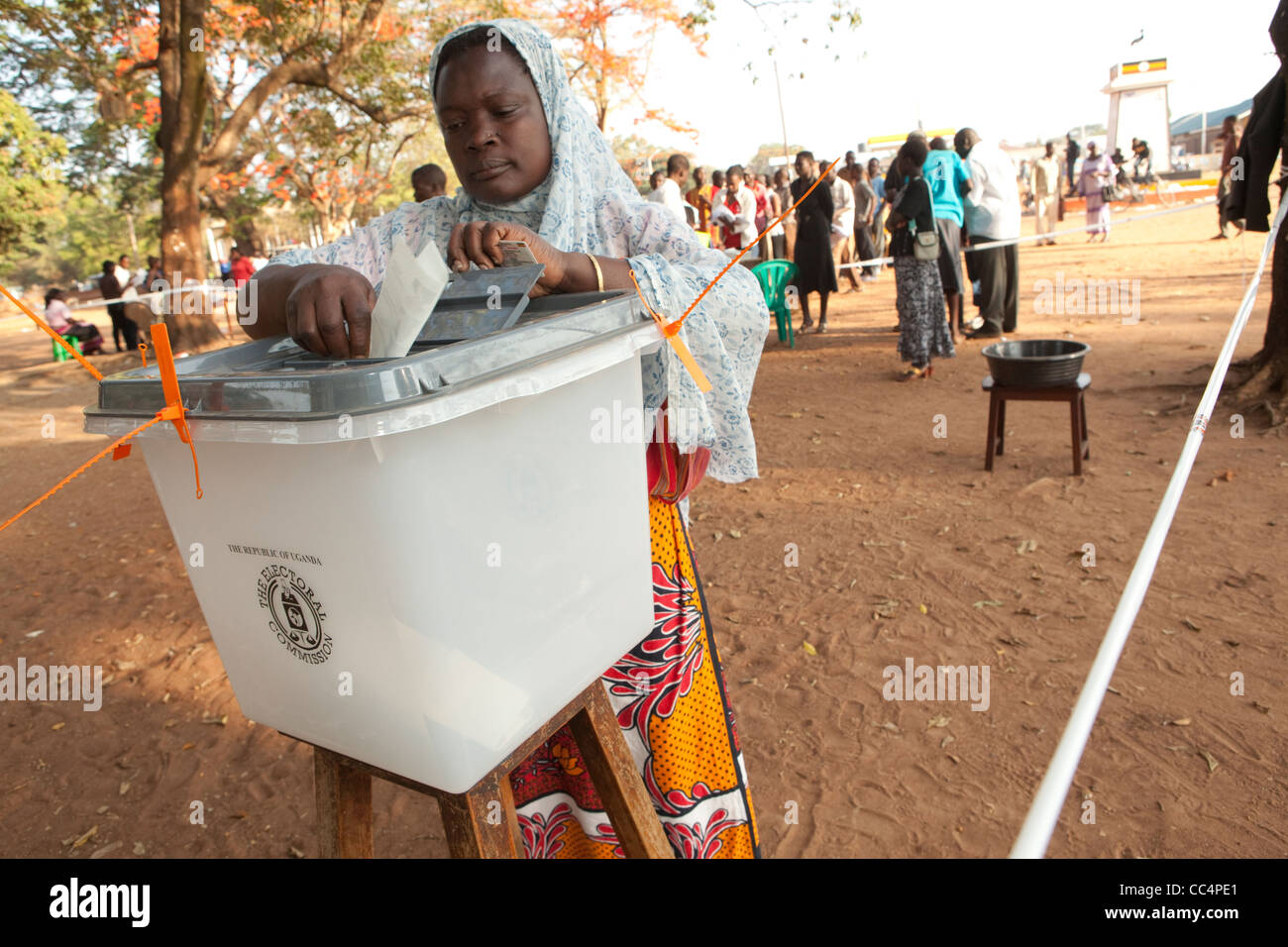 Eine Frau wirft ihre Stimmzettel in der ugandischen Präsidentschaftswahl in Soroti. Stockfoto