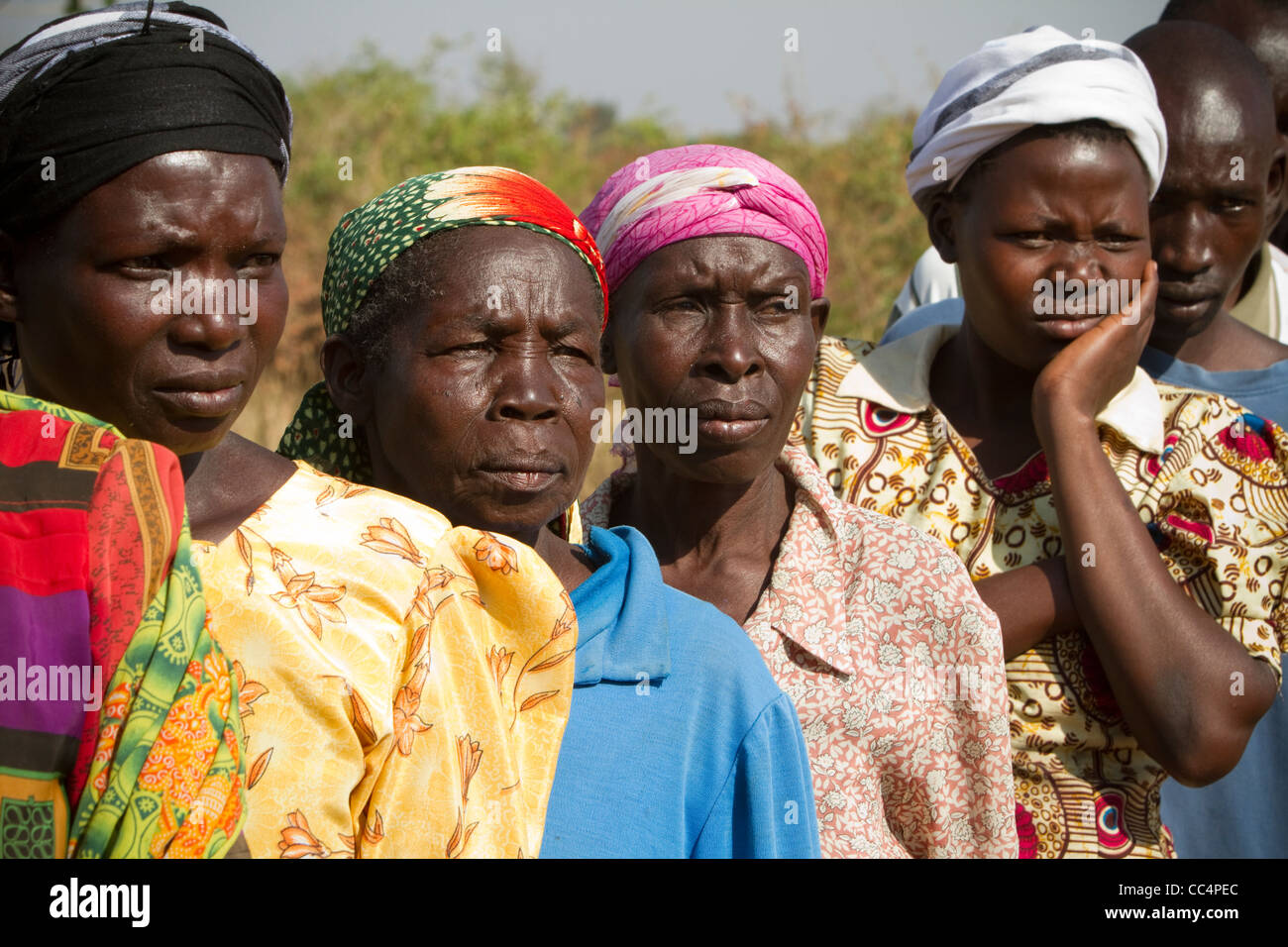 Frauen-Warteschlange, Stimmzettel in den ugandischen Präsidentschaftswahlkampf in Soroti zu werfen. Stockfoto