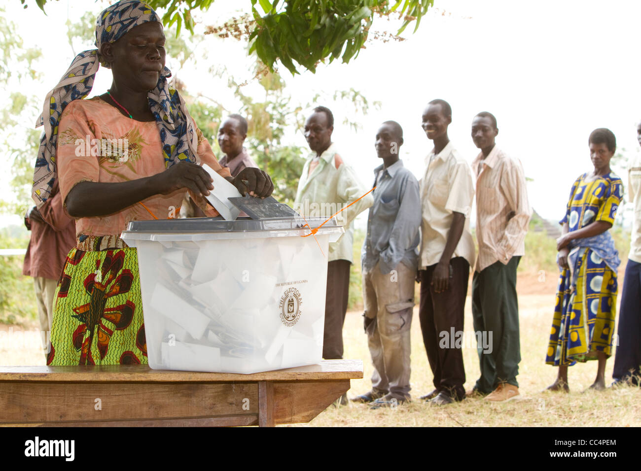 Eine Frau wirft ihre Stimmzettel in der ugandischen Präsidentschaftswahl in Soroti. Stockfoto