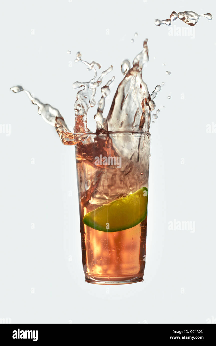 Trinken Sie mit einem Kalk-Sploshing hinein. Stockfoto