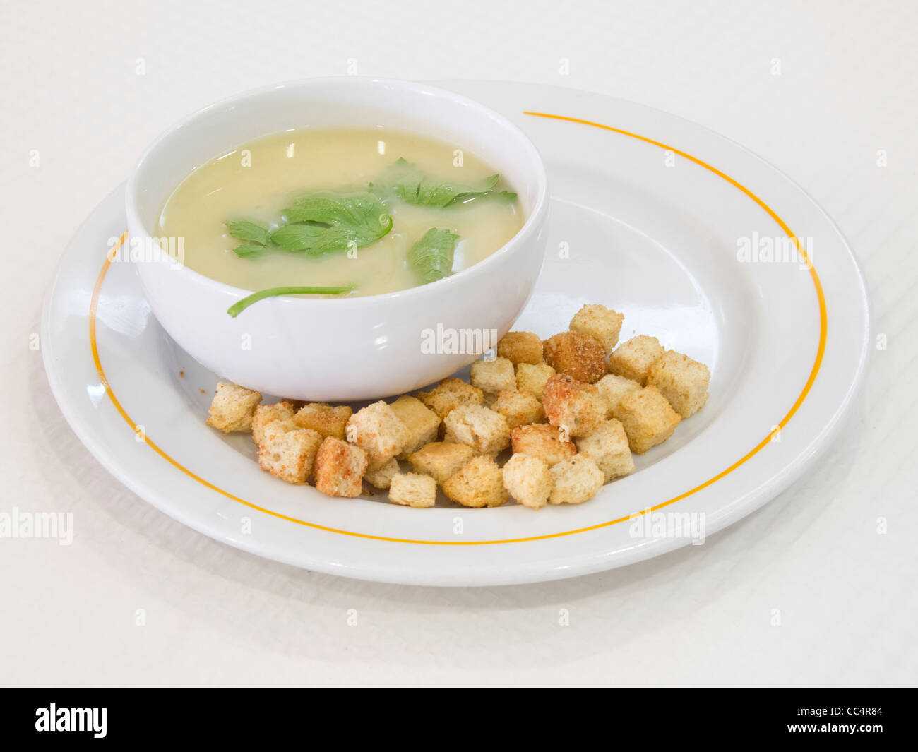 Suppe mit Brot-croutons Stockfoto