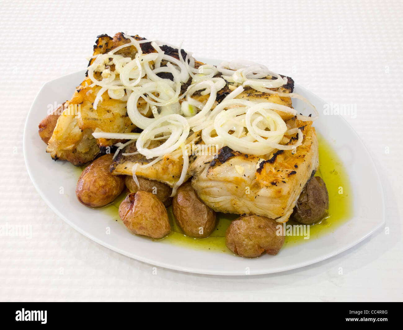 Typische portugiesische Gericht Bacalhau À Lagareiro (Kabeljau mit Olivenöl, Zwiebeln und Kartoffeln) Stockfoto