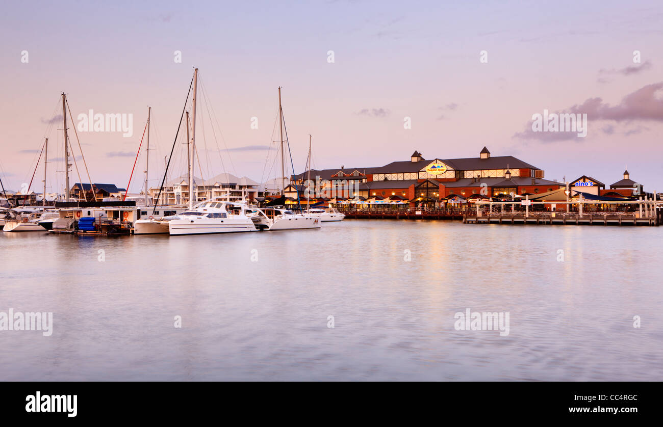 Dolphin Kai Ocean Marina in der Abenddämmerung in Mandurah, Western Australia Stockfoto