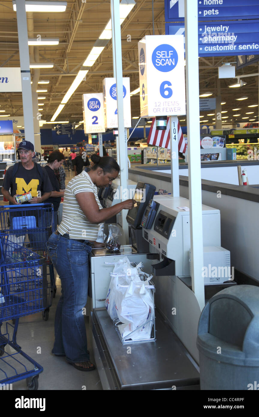 Frau Betrieb der SB-Kasse im Meiers Store in Belleville, Michigan Stockfoto