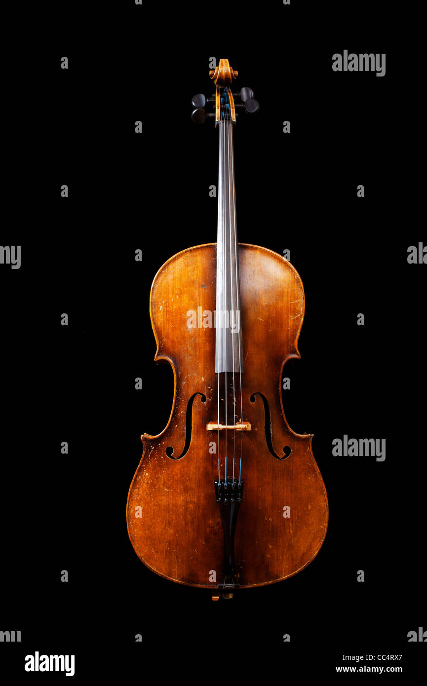 Studioaufnahme eines Cellos auf schwarzem Hintergrund Stockfoto