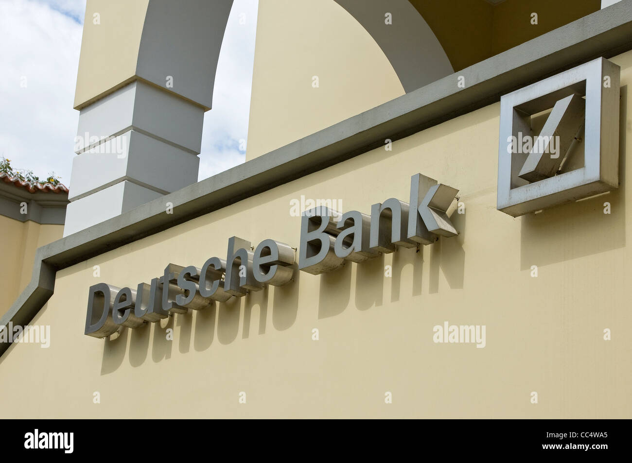 Nahaufnahme des Außenschilds der Deutschen Bank Madeira Portugal EU Europa Stockfoto