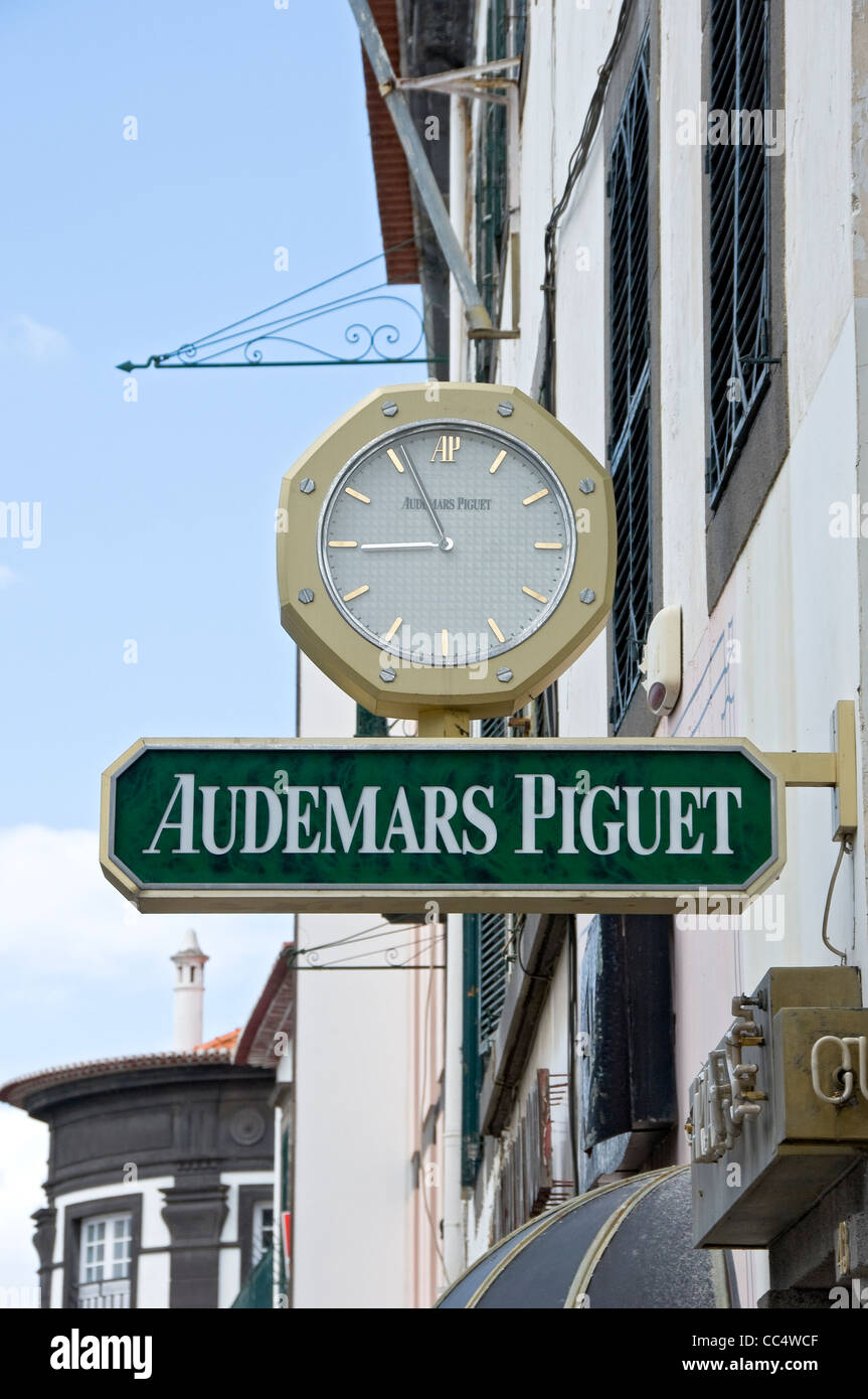 Nahaufnahme des Schweizer Uhrenschilds Audemars Piguet vor Schmuck Juweliere Juweliere Geschäft Außen Funchal Madeira Portugal EU Europa Stockfoto