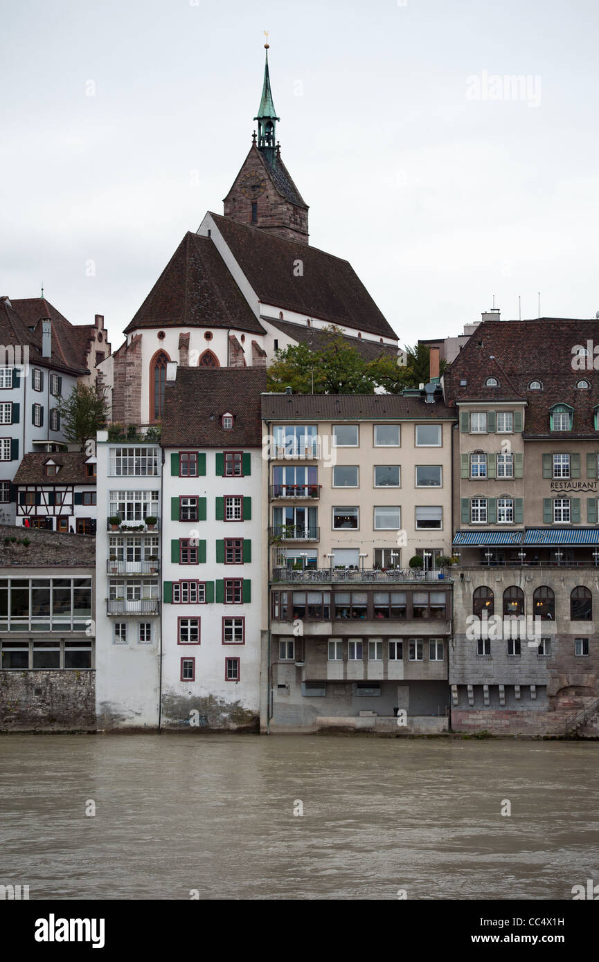 Häuser entlang des Rheins im Zentrum von Basel, Schweiz Stockfotografie -  Alamy