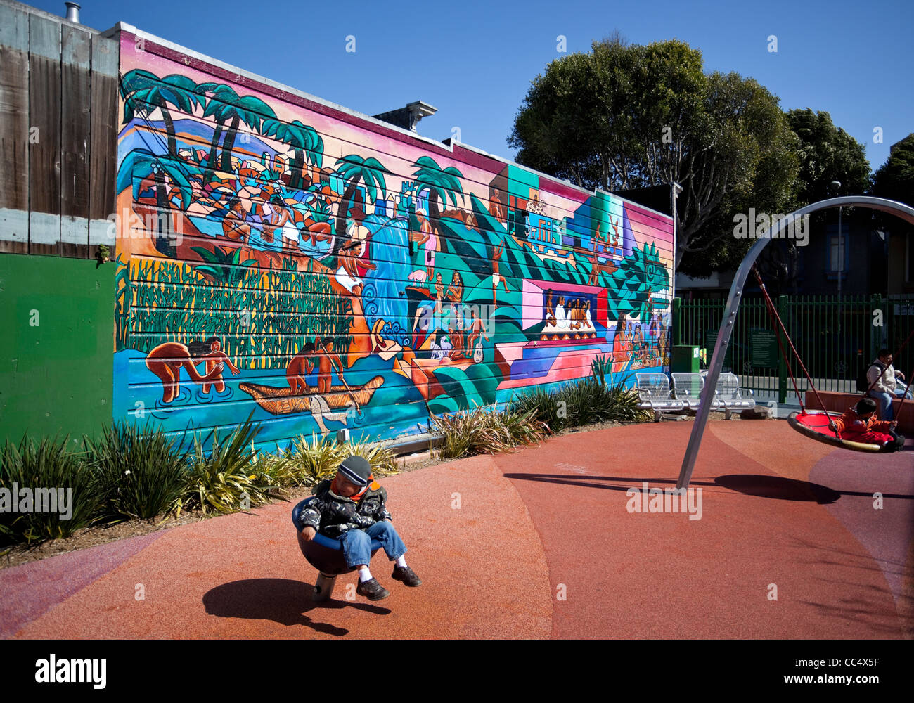 Mexikanische Kinder spielen in einem Spiel Park, den Mission District, San Francisco, Kalifornien, USA. Stockfoto