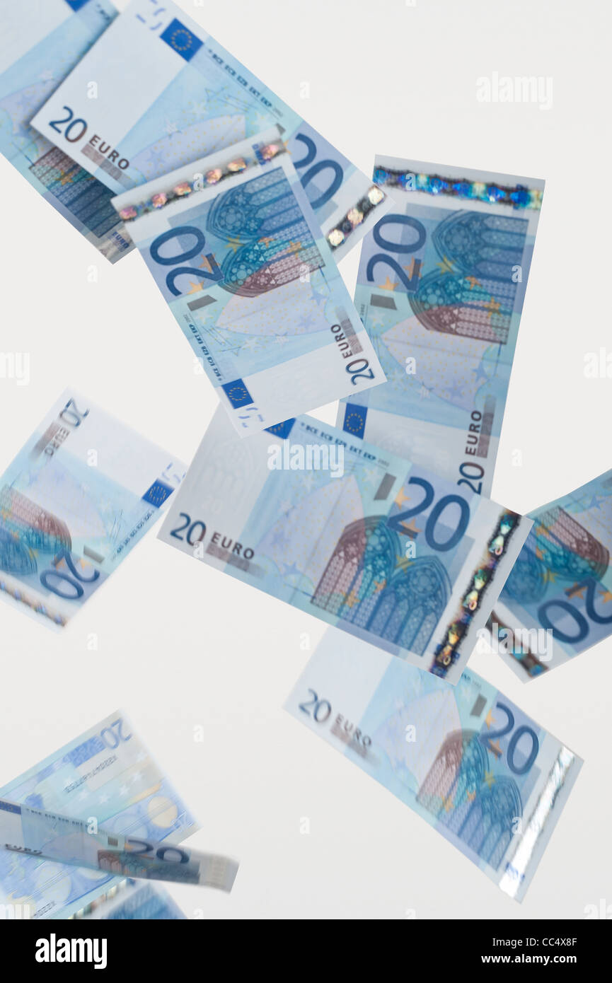 Fallenden Euro € Regen Inflation Abwertung zusammengebrochen Wirtschaft Banknoten symbolische Geld strömendem Regen Stockfoto