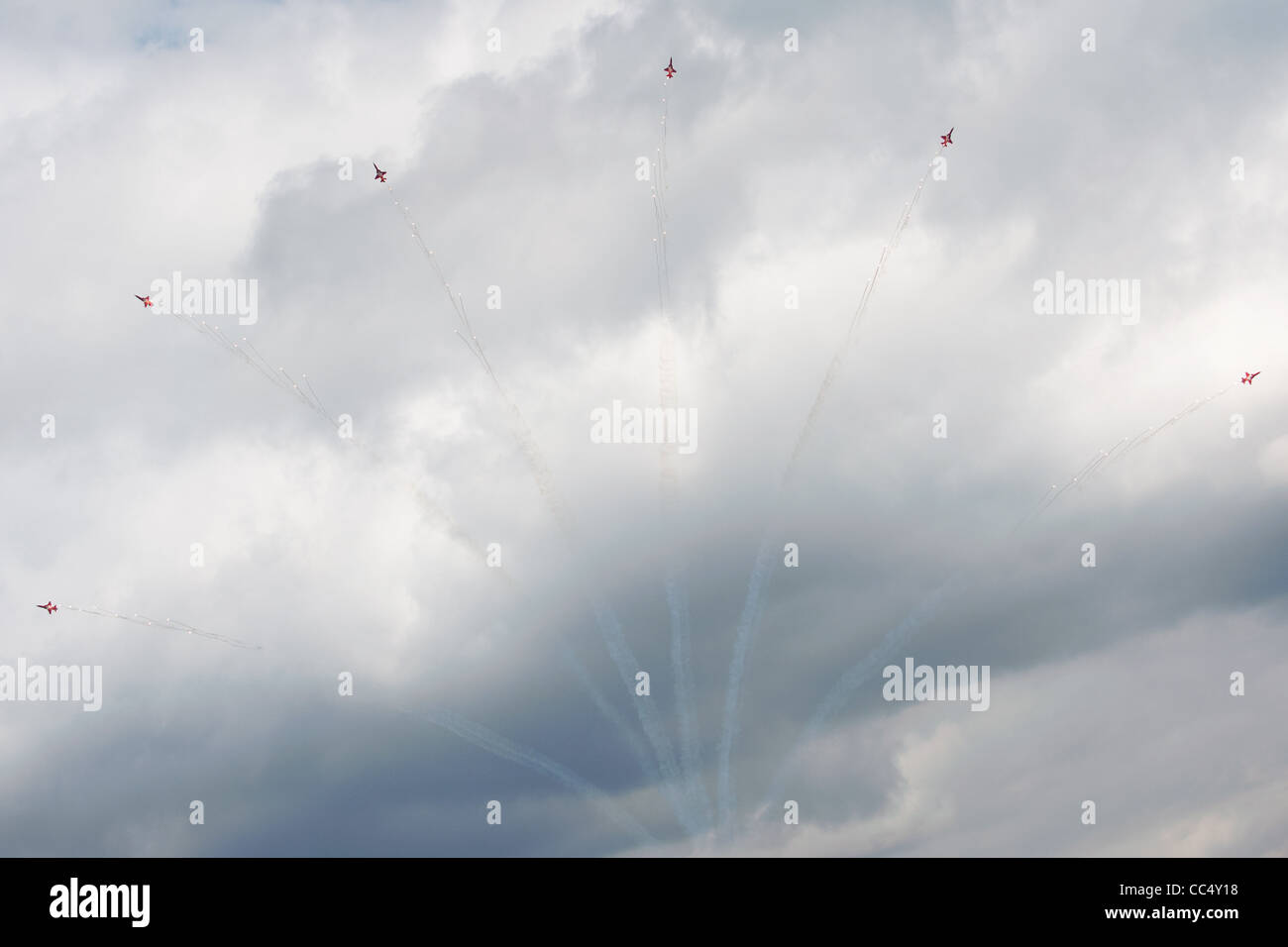 KECSKEMET, Ungarn - 8. August 2010: Show der Schweizer Patrouille Suisse Diplay Team auf Airshow in Kecksemet, Ungarn Stockfoto