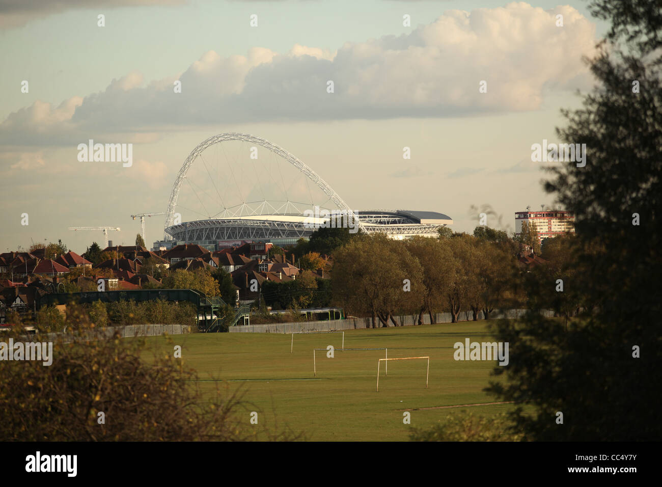 Ein Blick auf das Wembley Stadion mit Fußball im Vordergrund. Stockfoto