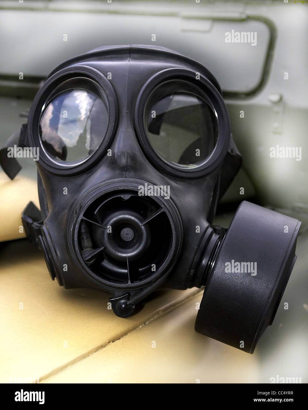 Atemschutzmasken - Gasmasken - militärische Gebrauchtmaschinen. Dies ist  eine britische Armee S10-Maske Stockfotografie - Alamy