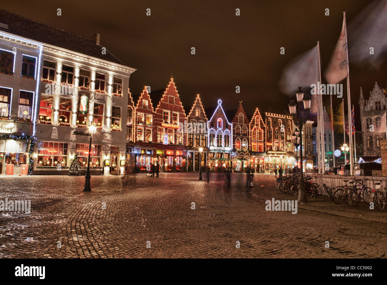 Stadt Zentrum von Brügge (Brügge) in Belgien mit Weihnachtsdekoration. Nachtaufnahme mit Lichtern. Stockfoto