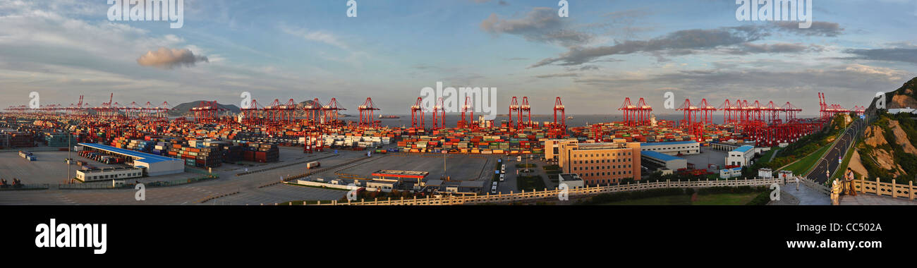 Yangshan Deep-Water Hafen bei Sonnenuntergang, Pudong New Area, Shanghai, China Stockfoto