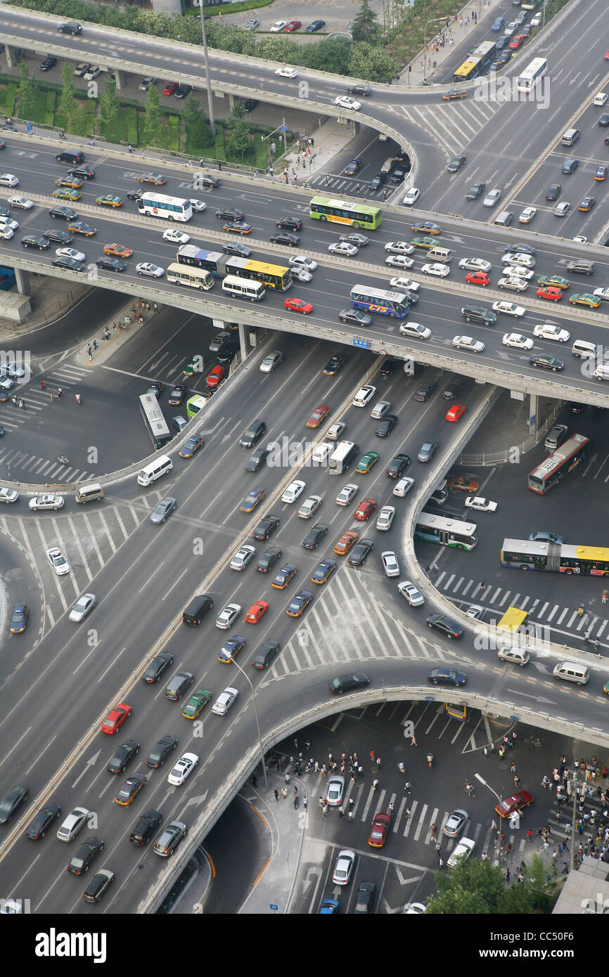 Viel befahrenen Autobahn im Central Business District, Beijing, China