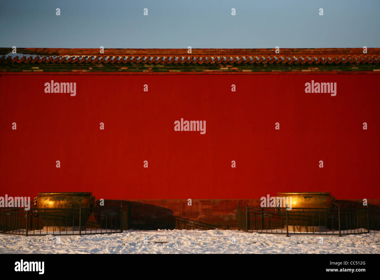 Bronze Wasser Mehrwertsteuer vor der roten Mauer, Verbotene Stadt, Peking, China Stockfoto
