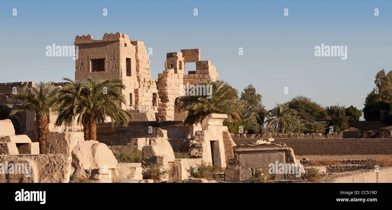 Die Migdol, hohes Tor im Tempel des Pharao Ramses III, Medinet Habu, West Bank, Luxor, Ägypten Stockfoto