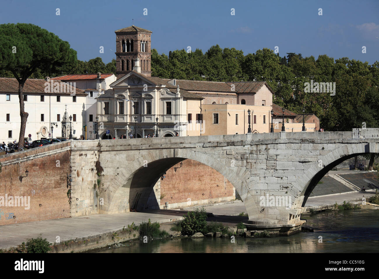 Italien, Latium, Rom, Isola Tiberina, Ponte Cestio, Kirche San Bartolomeo, Stockfoto