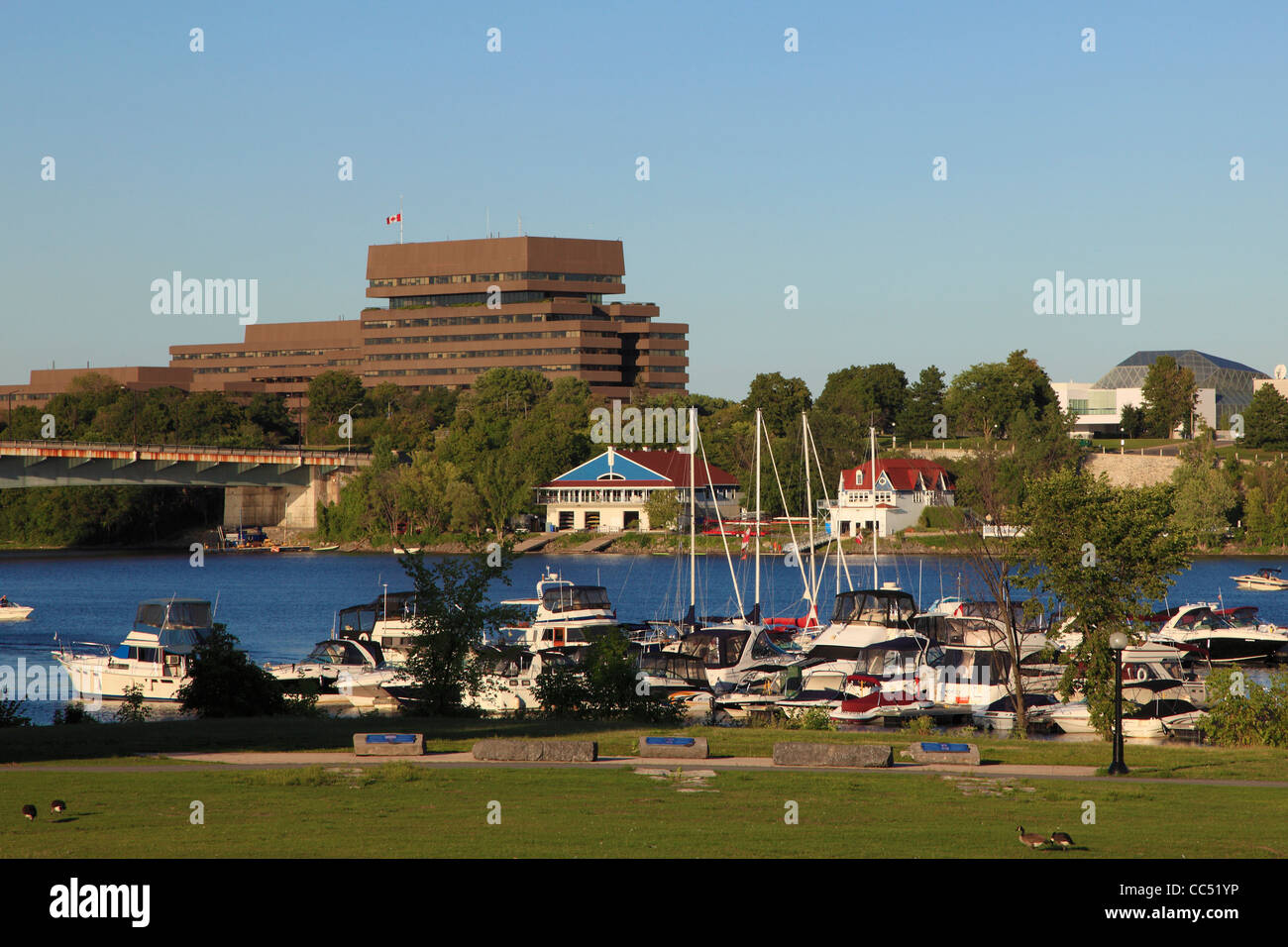 Kanada, Ontario, Ottawa, Boote am Ottawa River, Lester B. Pearson Building, Stockfoto