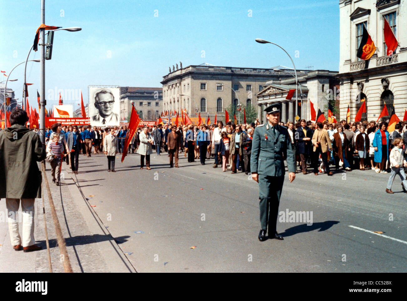 Demonstration am 1. Mai 1973 in Ost-Berlin mit Bannern, Fahnen und große Porträts des Generalsekretärs der SED Honecker. Stockfoto