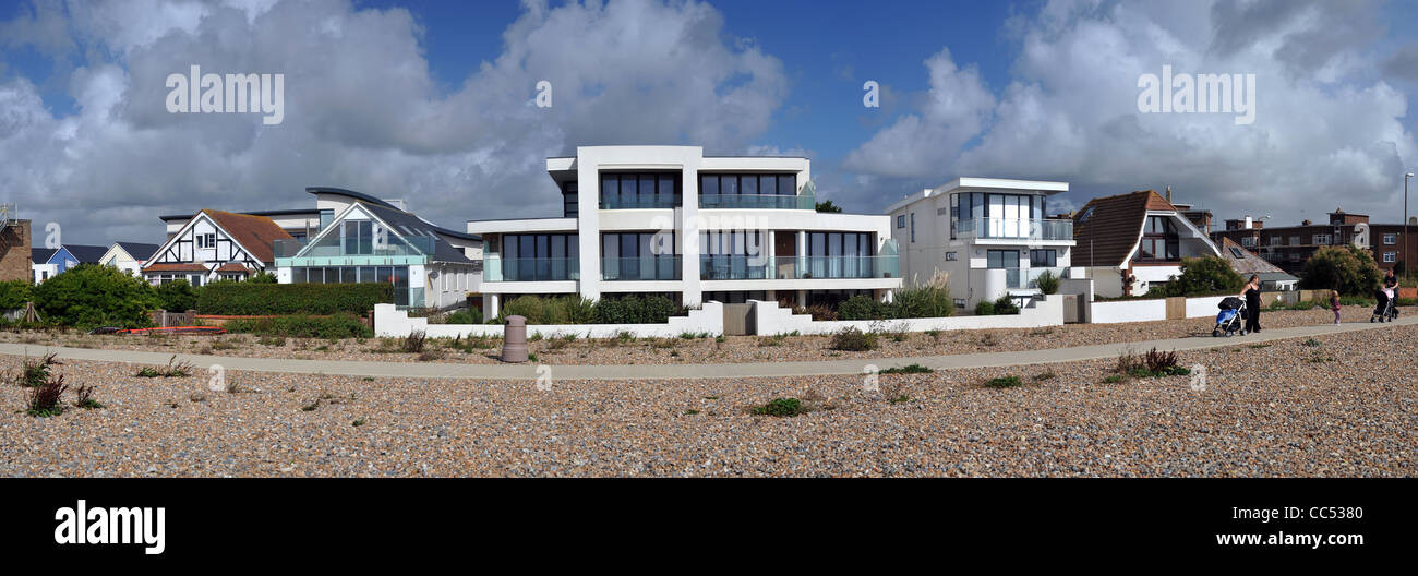 Neue Bebauung am Strand von Goring-by-Sea, West Sussex, UK Stockfoto